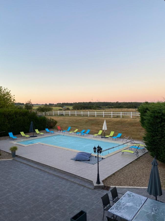 Kourline Villalunoterie Futuroscope Piscine Spa Oyre Exteriér fotografie