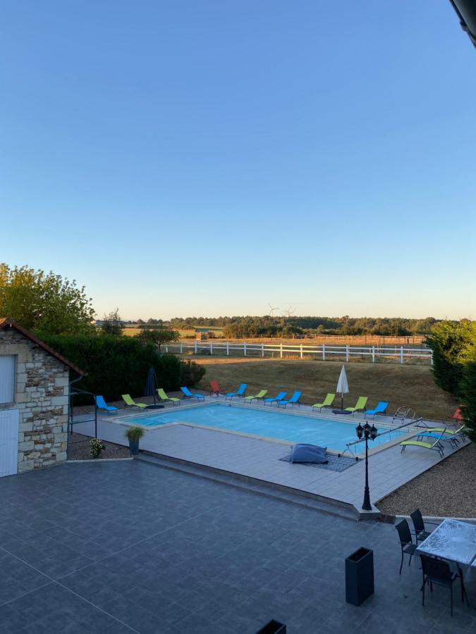 Kourline Villalunoterie Futuroscope Piscine Spa Oyre Exteriér fotografie